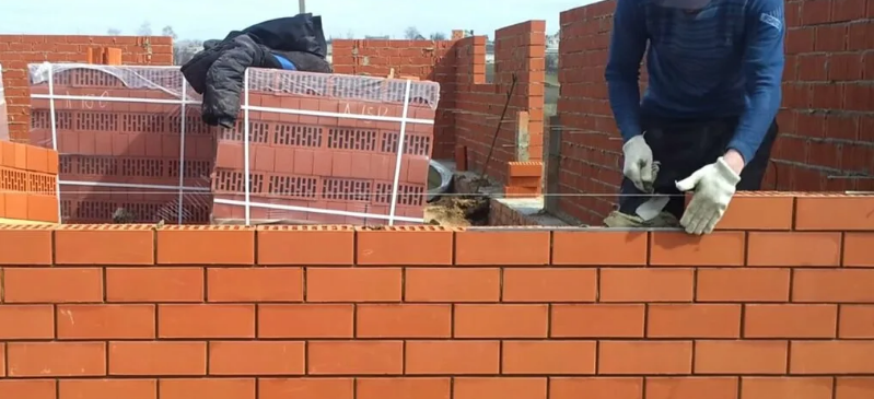 Монтаж из строительного кирпича 